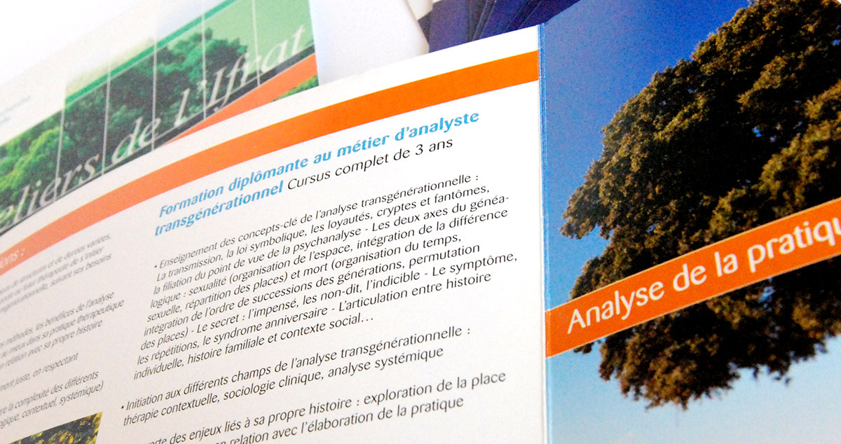 Graphiste indépendant, création et mise en page de plaquettes commerciales dépliant 2 volets formation bien être
