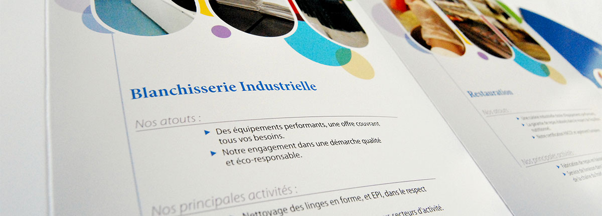 Graphiste indépendant, création et mise en page de plaquettes commerciales dépliant 3 volets ESAT blanchisserie